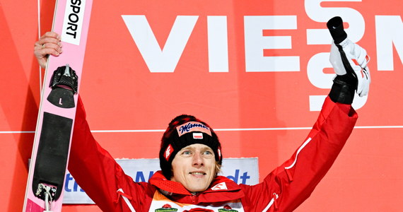 Dawid Kubacki wygrał niedzielny konkurs Pucharu Świata w skokach narciarskich w Titisee-Neustadt i umocnił się na prowadzeniu w klasyfikacji generalnej. W drugiej serii Polak skoczył 143 m. W pierwszej uzyskał 139,5 m. 