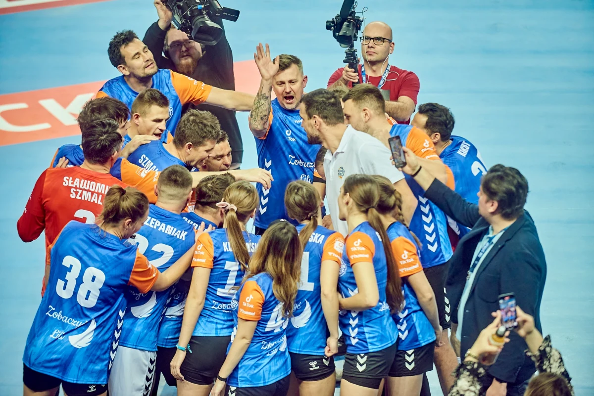 Drużyna Niebieskich Michała Jureckiego pokonała drużynę Pomarańczowych Artura Siódmiaka 26:19 w charytatywnym Super Meczu, który odbył się w niedzielę w Płocku. Gwiazdy kina, sportu i TikToka zagrały na rzecz osób autystycznych tuż przed starciem na szczycie PGNiG Superligi – meczem Orlen Wisły Płock z Łomżą Industrią Kielce. „Powinno pojawiać się coraz więcej takich inicjatyw!” – komentuje jedna z gwiazd Super Meczu, Krzysztof Ignaczak.