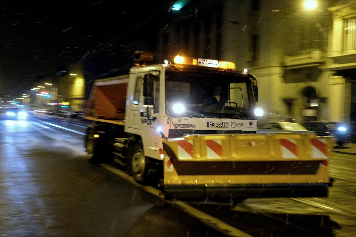 Posypywarki wyjechały w nocy na stołeczne ulice. Pracują na trasach, po których kursują autobusy miejskie - poinformował w nocy z niedzieli na poniedziałek warszawski dyspozytor ZOM.