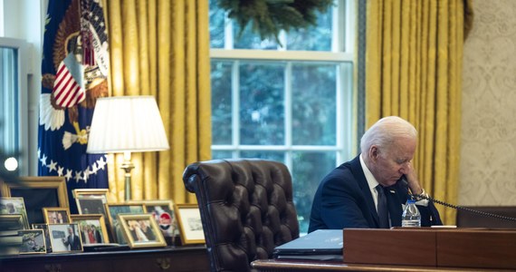 ​Prezydent USA Joe Biden podkreślił podczas niedzielnej rozmowy telefonicznej z Wołodymyrem Zełenskim, że USA priorytetowo traktują wysiłki na rzecz wzmocnienia obrony powietrznej Ukrainy poprzez oferowaną pomoc - poinformował w komunikacie Biały Dom.