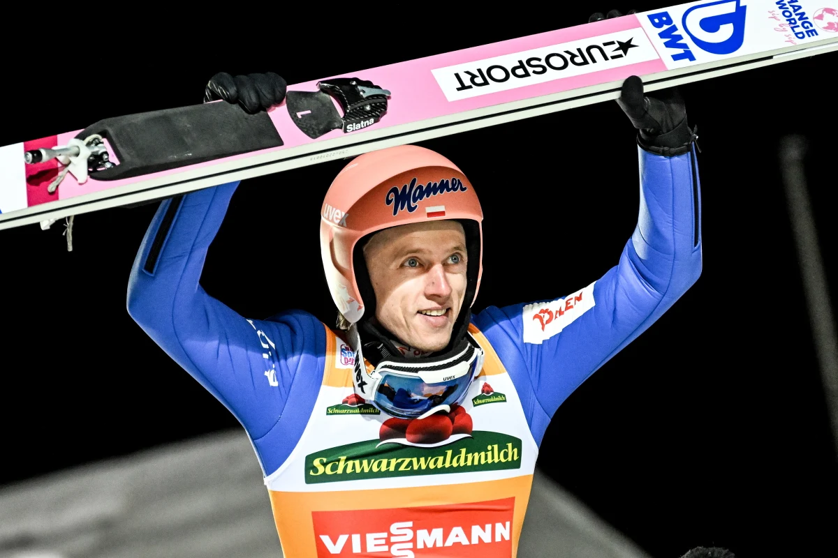 Dawid Kubacki wygrał w tym sezonie już trzy konkursy Pucharu Świata w skokach. Jest liderem klasyfikacji generalnej, prowadzi też na liście płac wśród skoczków. W niedzielę Polak triumfował w niemieckim Titisee-Neustadt.