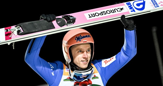 Dawid Kubacki wygrał w tym sezonie już trzy konkursy Pucharu Świata w skokach. Jest liderem klasyfikacji generalnej, prowadzi też na liście płac wśród skoczków. W niedzielę Polak triumfował w niemieckim Titisee-Neustadt.