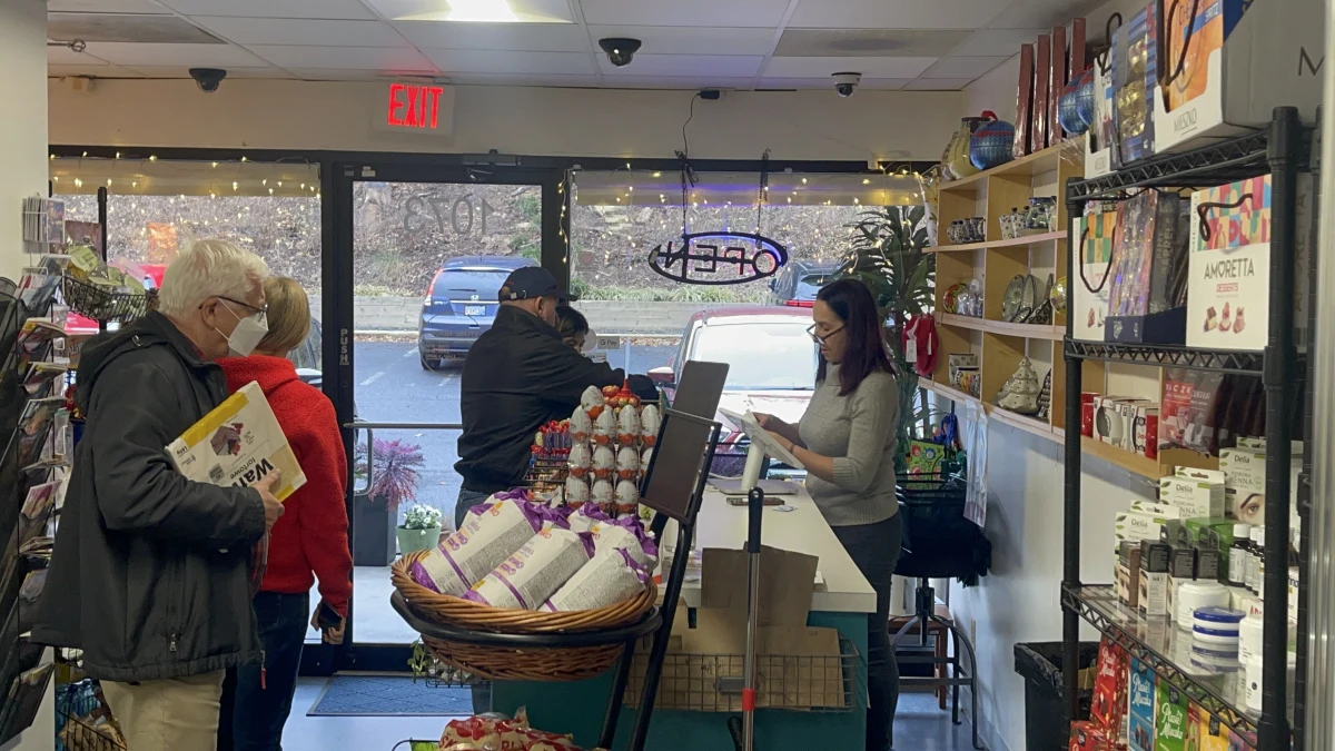 Polacy mieszkający w Stanach Zjednoczonych przygotowują się do Bożego Narodzenia. Sprzedawcy zapewniają, że mimo trudności, wysokich cen za transport, wszystkie najważniejsze produkty potrzebne do przygotowania polskich dań na święta dotarły na statkach z Polski. Klienci podkreślają, że jest drożej niż w poprzednich latach, jednak chcą świąt jak w Polsce. 