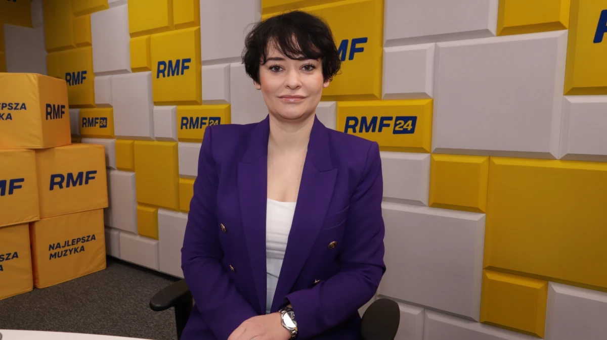 „To my pomagamy Prawu i Sprawiedliwości. Wyciągamy pomocną dłoń, żeby Prawo i Sprawiedliwość wreszcie mogło się pozbyć tego szkodnika (Zbigniewa Ziobry – przyp. RMF FM), którego doskonale wiem, że też mają dosyć. Zróbcie to panowie z Prawa i Sprawiedliwości. Macie tę szansę. Wyręczamy was, to nie wy składacie ten wniosek (o wyrażenie wotum nieufności wobec ministra sprawiedliwości i szefa Solidarnej Polski Zbigniewa Ziobry – przyp. RMF FM). Ja wiem, że wam byłoby nieeleganckie. Współpracujemy w pokonaniu przeciwności. Chcemy odzyskać KPO” – apelowała do polityków PiS w Porannej rozmowie w RMF FM posłanka Lewicy Anna Maria Żukowska. 