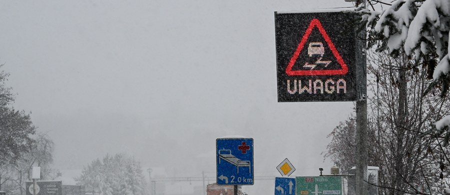 Blisko 160 razy wyjeżdżali ostatniej doby podkarpaccy strażacy do zdarzeń związanych z usuwaniem skutków intensywnych opadów śniegu. Interwencje dotyczyły głównie połamanych konarów, gałęzi oraz drzew leżących na jezdniach i chodnikach. W powiecie jarosławskim strażacy pomagali zabezpieczyć fragment dachu domu jednorodzinnego, który zawalił się, najprawdopodobniej pod naporem śniegu.