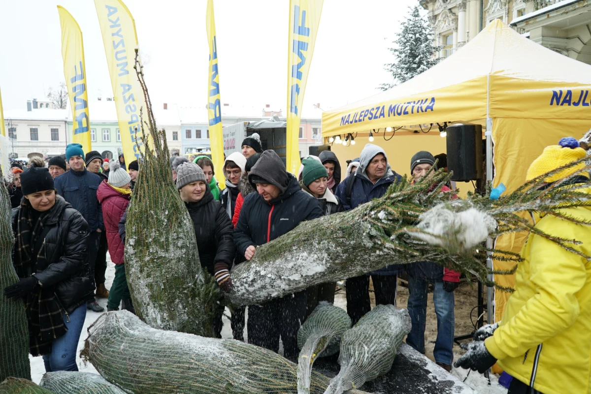 Ruszyła nasza słynna przedświąteczna akcja "Choinki pod choinkę"! Konwój RMF FM odwiedził w poniedziałek dwa miasta - Nowy Sącz i Tarnów. Oprócz bożonarodzeniowych drzewek, przez kilka dni na naszych słuchaczy czekają też inne atrakcje.