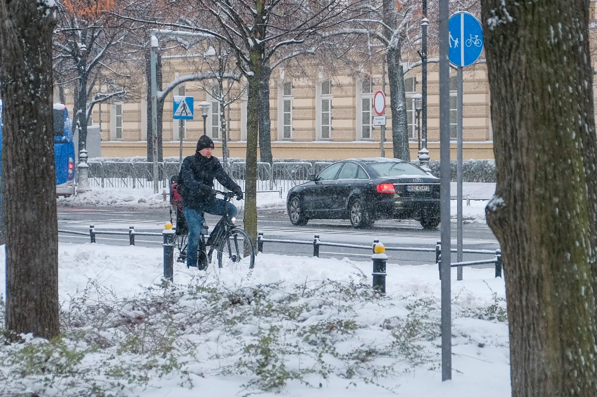 Rządowe Centrum Bezpieczeństwa wydało alert dla mieszkańców części województwa pomorskiego i warmińsko-mazurskiego przed silnym wiatrem, zawiejami i zamieciami śnieżnymi. Przed pogorszeniem się warunków atmosferycznych ostrzega też Instytut Meteorologii i Gospodarki Wodnej.