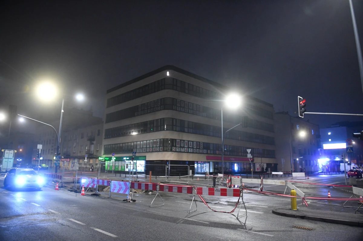 W niedzielę wieczorem powrócił ruch na ulicę Grochowską w rejonie Zamienieckiej. W piątek w wyniku awarii wodociągowej zapadła się w tym miejscu jezdnia. Występowały utrudnienia w ruchu, autobusy zostały skierowane na trasy objazdowe.