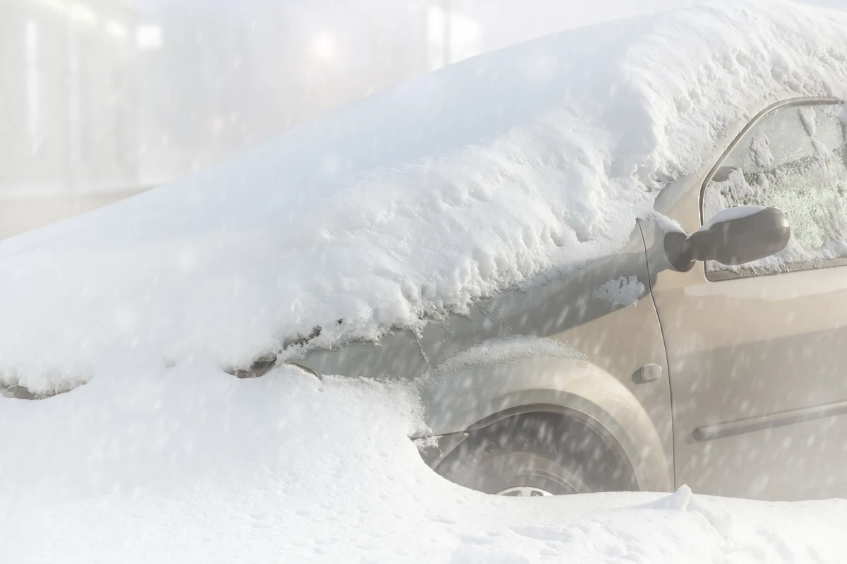 Zimą kierowcy powinni zachowywać większe odstępy od innych aut, delikatnie operować gazem i hamulcem, a prędkość dostosowywać do warunków na drodze. Gdy po dużych opadach śniegu utkniemy w zaspie, możemy sami sobie z tym poradzić stosując kilka wskazówek.