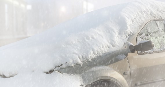 Zimą kierowcy powinni zachowywać większe odstępy od innych aut, delikatnie operować gazem i hamulcem, a prędkość dostosowywać do warunków na drodze. Gdy po dużych opadach śniegu utkniemy w zaspie, możemy sami sobie z tym poradzić stosując kilka wskazówek.