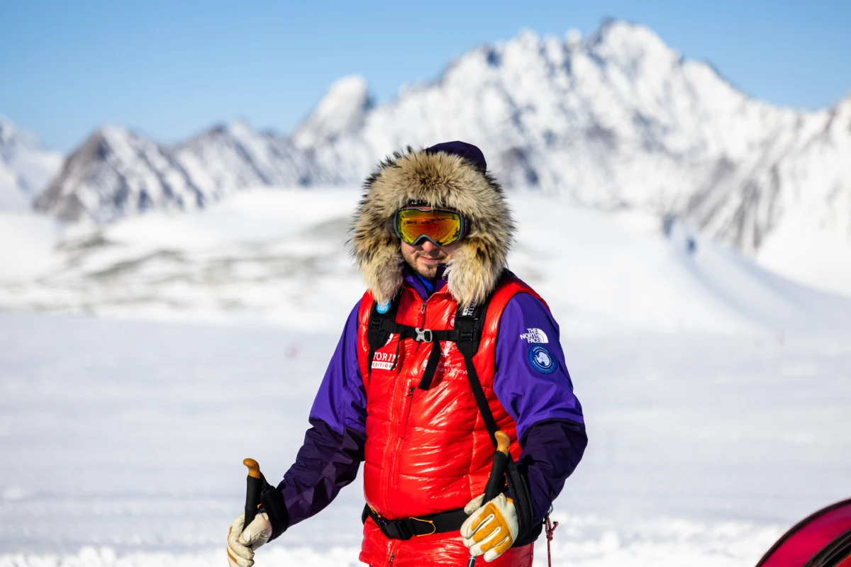 430 kilometrów, a więc jedną trzecią drogi na biegun południowy ma już za sobą Mateusz Waligóra. 12 grudnia to 26. dzień jego wyprawy. Podróżnik wędruje przed Antarktydę samotnie, bez wsparcia z zewnątrz. Idzie na nartach, ciągnąc cały ekwipunek na saniach. "Udało mi się nadrobić kilometry. Było to związane z dobrą pogodą, ukształtowaniem terenu, z niewielkim wiatrem, ale też z faktem, że moje sanie każdego dnia robią się lżejsze o co najmniej kilogram, bo moja dzienna racja żywności waży około kilograma. Dzięki temu każdego dnia te sanie są lżejsze, a ja nabieram prędkości" - opowiada w specjalnym łączeniu z dziennikarzem RMF FM Michałem Rodakiem.