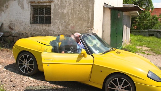 Z pomocą przyjaciela Irkowi udało się wreszcie uruchomić jego niepowtarzalny żółty kabriolet. Najwyższy zatem czas wyruszyć na miasto, poczuć na sobie spojrzenia przechodniów i wiatr w włosach. Stefan pod czujnym okiem Kariny farbuje włosy. Wbrew opinii innych chce zmienić swój wizerunek i nadać mu bardziej wyrazisty charakter.