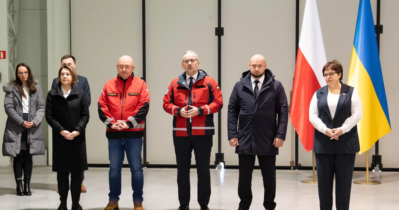 Minister zdrowia Adam Niedzielski, szef Biura Bezpieczeństwa Narodowego Jacek Siewiera, wiceminister zdrowia Ukrainy Iryna Mykychak oraz dyrektor Lotniczego Pogotowia Ratunkowego dr Robert Gałązkowski