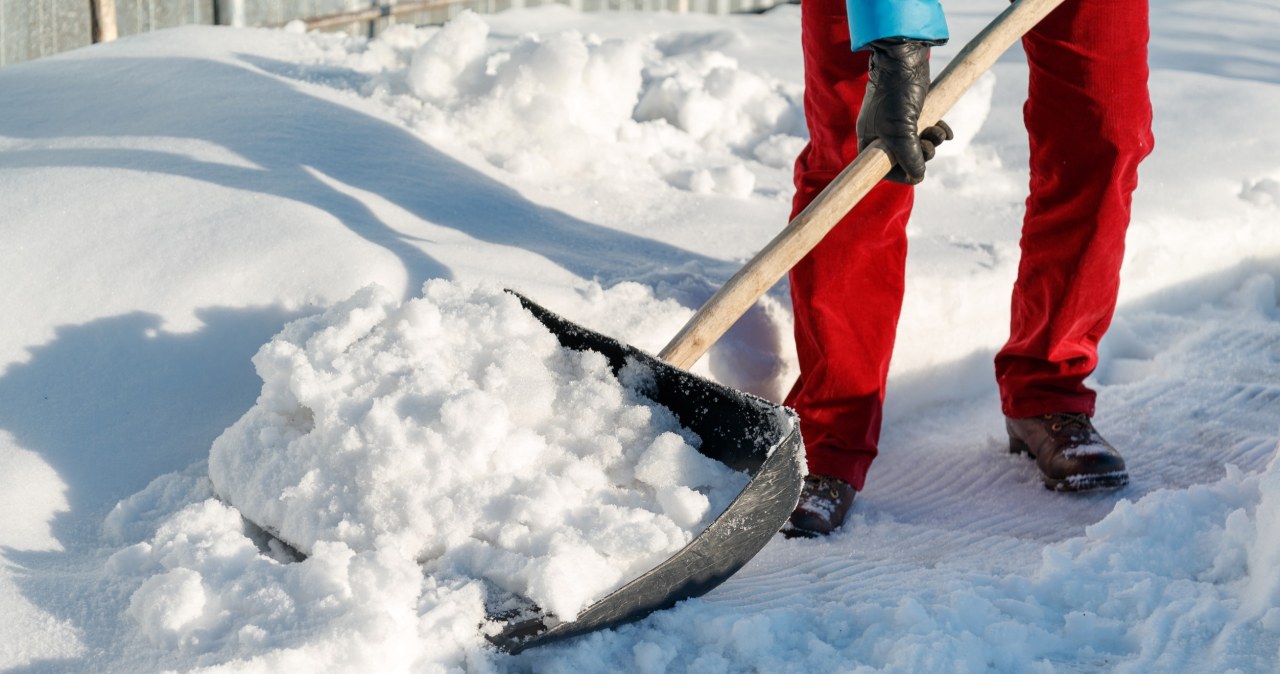 Zapomnij o soli i zwykłej łopacie. Tak unikniesz żmudnej pracy
