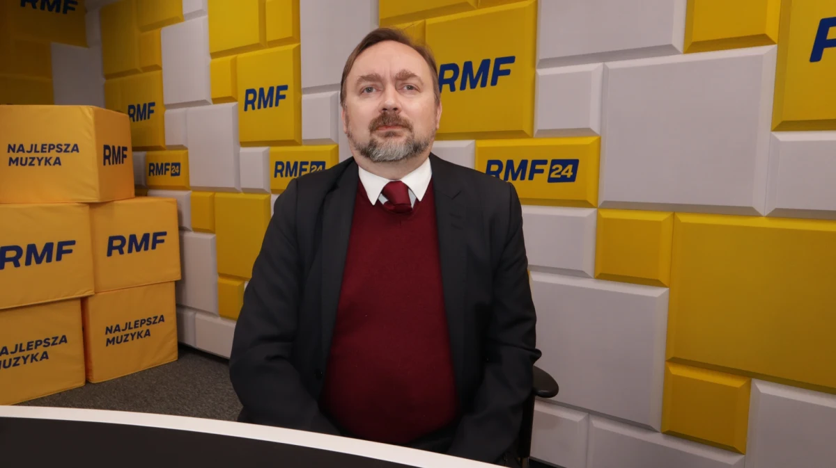 „Pan prezydent na pewno się z nim zapozna. Wnikliwie – zarówno on, jak i jego eksperci prawni – ocenią  ten projekt. Pan prezydent jest w stałym kontakcie z osobami, które za te negocjacje, za te rozmowy, za te ustalenia odpowiadają. Tu chodzi zarówno o pana premiera, jak i osoby, które w tych rozmowach uczestniczą” – tak na pytanie o to, czy prezydent zapoznał się z nowym projektem sądowym, odpowiedział w Rozmowie w południe w RMF FM Paweł Szrot. Szef gabinetu prezydenta poinformował, że Andrzej Duda rozmawia o tej sprawie przede wszystkim z ministrem ds. UE Szymonem Sękowskim vel Sękiem.