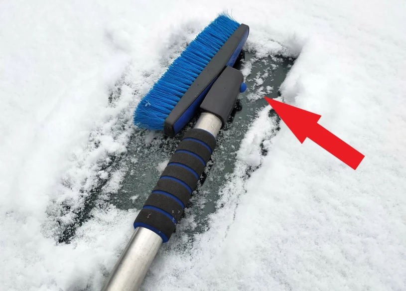 Dziwny przycisk na zmiotce do śniegu. To zmienia wszystko w odśnieżaniu