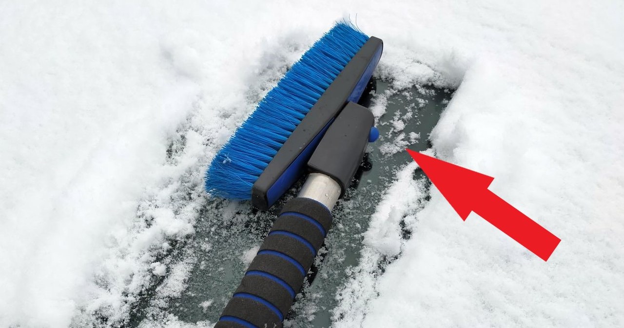 Dziwny przycisk na zmiotce do śniegu. To zmienia wszystko w odśnieżaniu