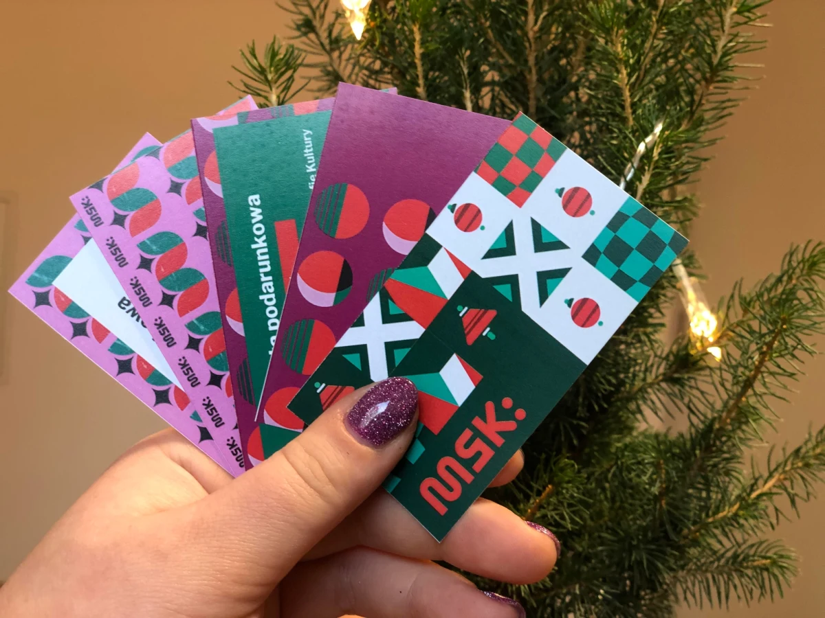 Warsztaty artystyczne, koncerty, spektakle, unikatowy cyfrowy kalendarz adwentowy z polskimi zwyczajami i akcja "Gdzie jest Mikołaj?" - to propozycje Miejskiej Strefy Kultury w Łodzi w grudniu. Jeśli szukasz inspiracji na prezent, to idealnym, bardzo kulturalnym podarunkiem będzie voucher na przykład na zajęcia taneczne.