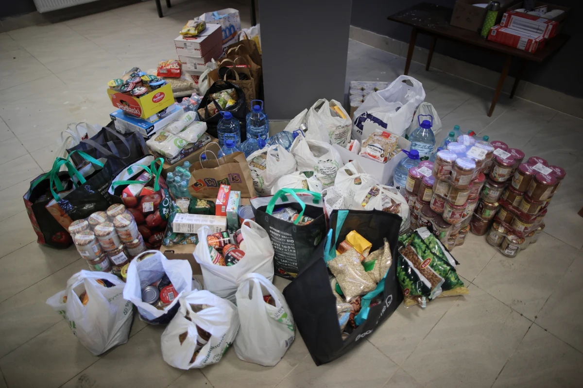 W najbliższy weekend do przebywających w Świnoujściu ukraińskich rodzin, które znalazły się w Polsce wskutek wojny, trafi pomoc humanitarna. Paczki z żywnością wydawane będą na Zielonym Rynku "Pod Zegarem" przy ul. Kołłątaja przez wolontariuszy Fundacji Speak Up.