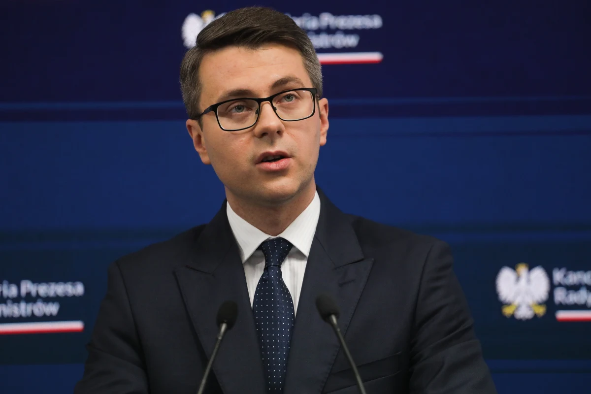 "Jeśli Solidarna Polska nie będzie chciała poprzeć, będziemy zmuszeni, żeby pewne korekty ustawowe przegłosować z tymi osobami w parlamencie, które uważają, że dodatkowe środki dla Polski są ważne" – mówił rzecznik rządu Piotr Müller, pytany o to, jak premier Mateusz Morawiecki zamierza rozwiązać konflikt z szefem Solidarnej Polski Zbigniewem Ziobrą, aby uzyskać fundusze z Krajowego Planu Odbudowy. "PiS uważa, że dodatkowe środki finansowe dla Polski na rozwój infrastruktury, edukacji i wielu różnych obszarów są ważne i one są również elementem budowania suwerenności" – podkreślał. "Niektórzy przedstawiciele Solidarnej Polski budują swoją narrację dotyczącą powodów, dla którego rzekomo nie można dojść do kompromisu w tym zakresie" - dodał. 