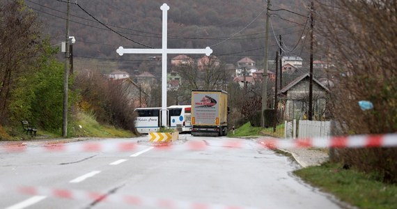 ​Niespokojna sytuacja na północy Kosowa. Serbowie od soboty blokują część dróg w proteście przeciwko aresztowaniu byłego policjanta Dejana Panticia. Prisztina została zmuszona do przełożenia wyborów samorządowych, a Belgrad chce wysłać wojska na teren republiki.