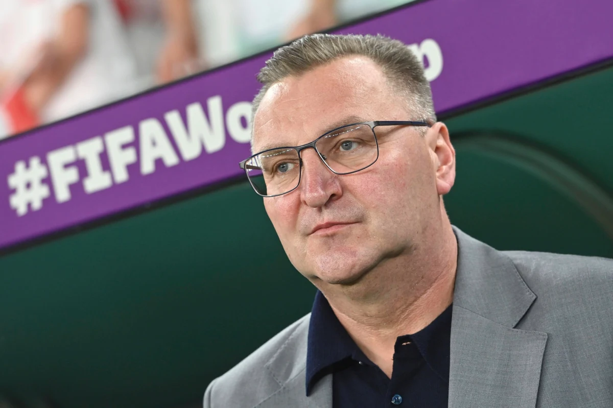 Prezes Polskiego Związku Piłki Nożnej Cezary Kulesza spotkał się dziś z selekcjonerem reprezentacji Polski Czesławem Michniewiczem. "Polski Związek Piłki Nożnej nie skorzystał z klauzuli umownej, która umożliwiała jednostronne przedłużenie kontraktu selekcjonera" - poinformował związek w komunikacie na swojej stronie. 