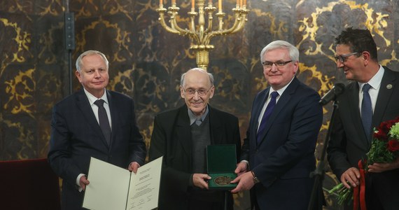 Ks. prof. Michał Heller, filozof i naukowiec, odebrał w poniedziałek w Krakowie Nagrodę PAU im. Erazma i Anny Jerzmanowskich. „Nigdy sztuczna inteligencja nie będzie większa od naturalnej inteligencji” – powiedział laureat podczas uroczystości w Zamku Królewskim na Wawelu.