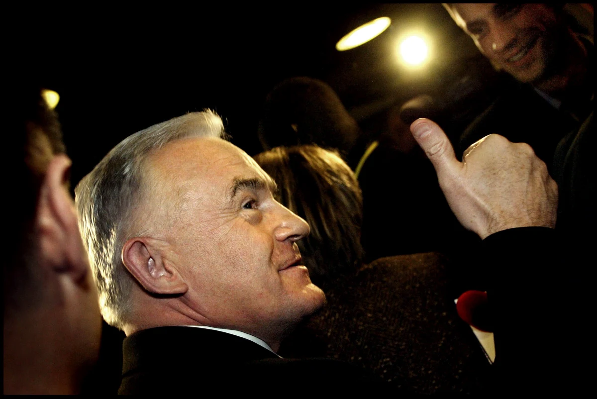 Moja córka za kilka dni skończy 18 lat. W grudniu 2004 roku zamiast na szczyt UE, w którym Polska uczestniczyła już jako pełnoprawny członek, pojechałam do szpitala. Stasia należy do pokolenia, które od początku jest obywatelem Wspólnoty. Nigdy nie stała na przejściu granicznym, nie musiała się tłumaczyć, dlaczego wyjeżdża lub wjeżdża ani okazywać paszportu. Jeżeli chodzi o paszport, to jest Belgijką i Polką, a ostatnio coraz bardziej Polką. Jak tłumaczy, w Polsce praktycznie wszystko jest lepsze: w Krakowie jest więcej restauracji wegetariańskich niż w stolicy Europy, szybciej zamówi się usługi internetowe, ludzie są bardziej dynamiczni, przedsiębiorczy, po prostu „im się chce”, a krakowski aquapark jest czystszy i ciekawszy niż podstarzałe parki wodne w Brukseli. 