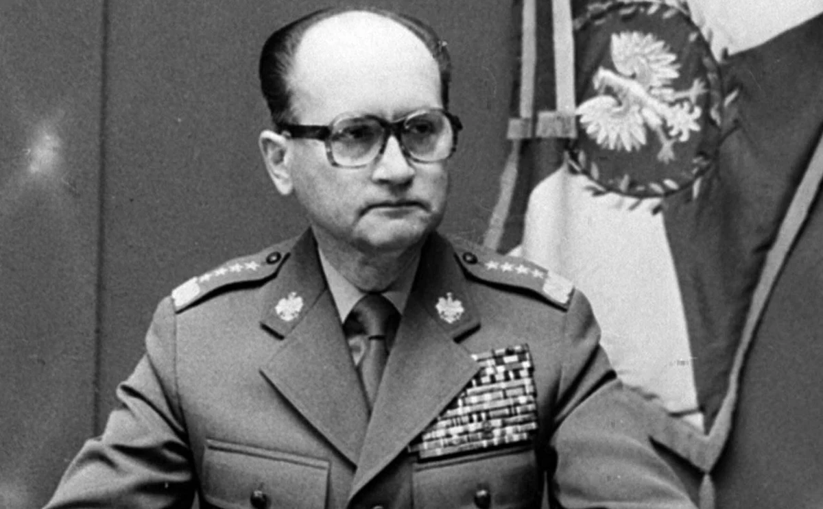 Dokładnie 41 lat temu, w niedzielę 13 grudnia 1981 r. o godz. 6 rano, Polskie Radio nadało wystąpienie gen. Wojciecha Jaruzelskiego, w którym informował on Polaków o ukonstytuowaniu się Wojskowej Rady Ocalenia Narodowego (WRON) i wprowadzeniu na mocy dekretu Rady Państwa stanu wojennego na terenie całego kraju. Godzina milicyjna obowiązywała od godz. 22 do godz. 6 rano, a na wyjazdy poza miejsce zamieszkania potrzebna była przepustka. Większość najważniejszych instytucji i zakładów pracy została zmilitaryzowana i była kierowana przez ponad 8 tys. komisarzy wojskowych. Liczba internowanych sięgnęła 10 tys., w więzieniach znalazła się znaczna część krajowych i regionalnych przywódców "Solidarności", doradców, członków komisji zakładowych dużych fabryk, działaczy opozycji demokratycznej oraz intelektualistów związanych z "Solidarnością". 31 grudnia 1982 r. stan wojenny został zawieszony, a 22 lipca 1983 r. odwołany, przy zachowaniu części represyjnego ustawodawstwa. 