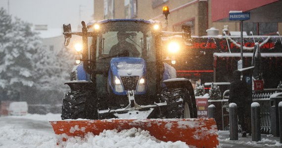 Pasażerowie podróżujący komunikacją miejską w aglomeracji krakowskiej w poniedziałek wieczorem nadal muszą się liczyć z utrudnieniami. Z powodu śliskich nawierzchni niektóre autobusy mają skrócone trasy i nie dojeżdżają do przystanków końcowych.