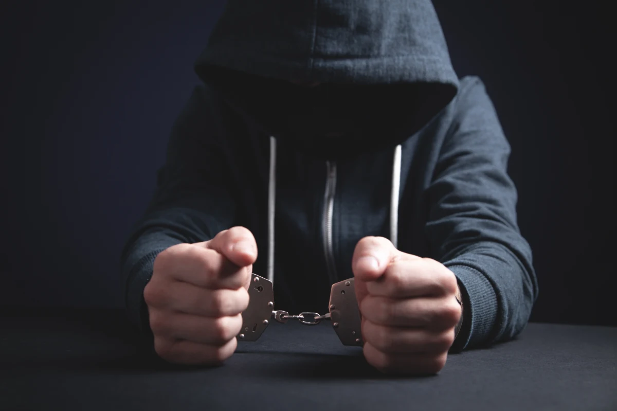 Małopolski pion Prokuratury Krajowej skierował kolejny akt oskarżenia przeciwko członkom grupy przestępczej Wisła Sharks. Chodzi o 22 osoby związane ze środowiskiem pseudokibiców Wisły Kraków. Prokurator zarzucił im popełnienie łącznie 215 przestępstw. Prokuratorzy skierowali dotąd w sumie 21 aktów oskarżenia wobec 113 osób. 