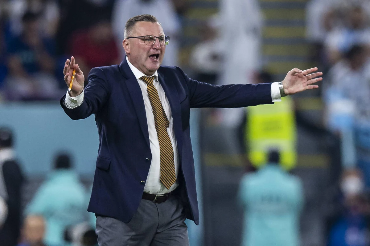 Po tym, jak Polski Związek Piłki Nożnej nie skorzystał z klauzuli umownej, umożliwiającej jednostronne przedłużenie kontraktu Czesława Michniewicza, zaczęły się pojawiać spekulacje, który szkoleniowiec mógłby ewentualnie objąć schedę po obecnym jeszcze selekcjonerze. Ewentualnie, może być też tak, że ponowny angaż dostanie Michniewicz. Szanse są na to raczej niewielkie.