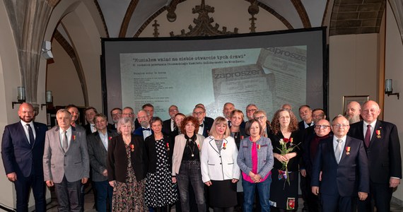 W 45. rocznicę powołania wrocławskiego Studenckiego Komitetu Solidarności działacze tej organizacji zostali uhonorowaniu odznaką  "Wrocław z wdzięcznością – Wratislawia Grato Animo". Wśród osób, które w poniedziałek we wrocławskim ratuszu odebrały odznaczenie znaleźli się dziennikarz, opozycjoniści oraz naukowcy.