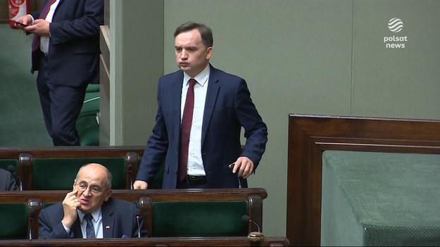 To już nie tylko spór o praworządność. Minister Sprawiedliwości krytykuje premiera za postawę wobec Unii Europejskiej, a premier mówi otwarcie, że większego chaosu i kłopotów, jakie mamy obecnie w polskim sądownictwie, chyba być już nie może. Nie oznacza to jednak, że zagłosuje za odwołaniem Zbigniewa Ziobry z funkcji ministra sprawiedliwości. Czym to się skończy? O tym dla ''Wydarzeń'' Marcin Fijołek.