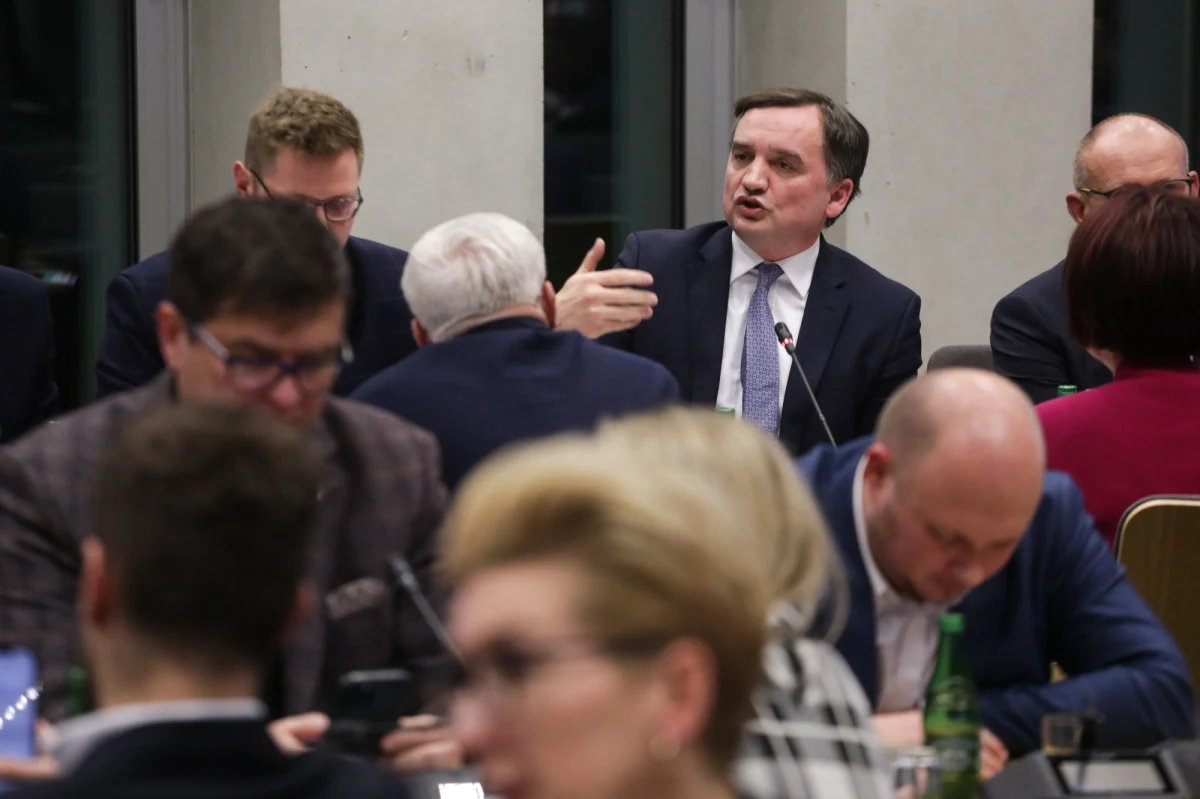 Jedyne, o co wam wychodzi, to robienie hucpy; spoceni biegacie po obcych stolicach domagając się wsparcia w ataku na własną ojczyznę; potem pytacie, gdzie są pieniądze z KPO - powiedział do posłów opozycji podczas obrad sejmowej komisji minister sprawiedliwości Zbigniew Ziobro.