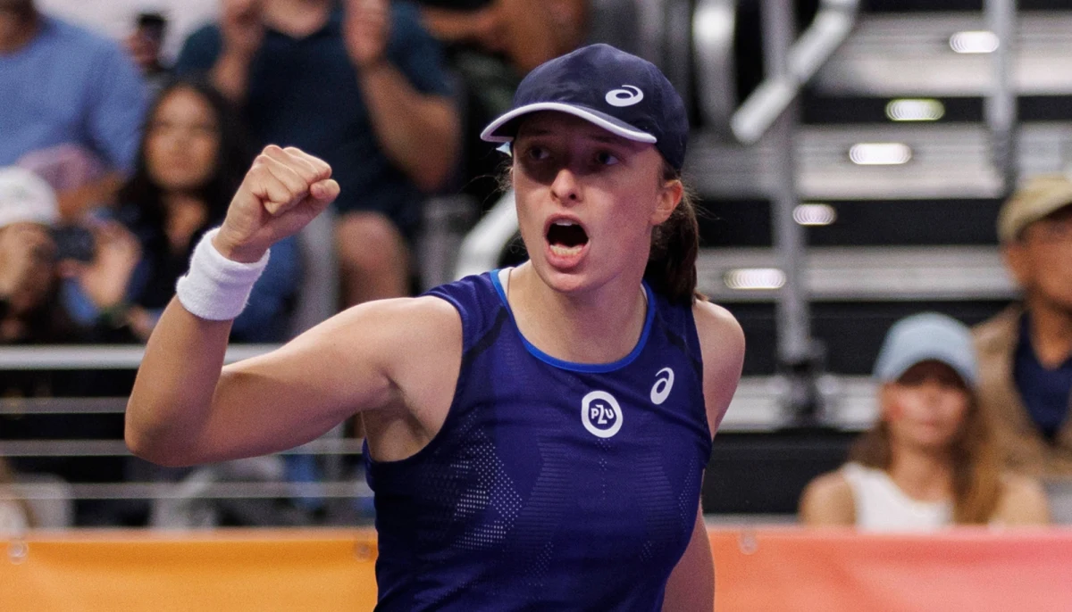 Liderka światowego rankingu tenisistek Iga Świątek została po raz pierwszy w karierze wybrana zawodniczką roku w plebiscycie WTA - ogłoszono w poniedziałek. W minionym sezonie 21-latka z Raszyna wygrała dwa wielkoszlemowe turnieje - French Open i US Open. 