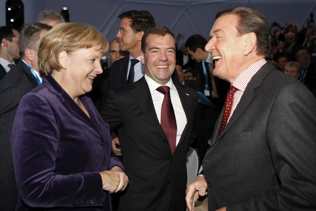 Kanclerz Angela Merkel i jej poprzednik Gerhard Schröder podczas uroczystości otwarcia pierwszej nitki gazociągu Nord Stream 1 w 2011 roku. Pośrodku ówczesny prezydent Rosji Dmitrij Miedwiediew