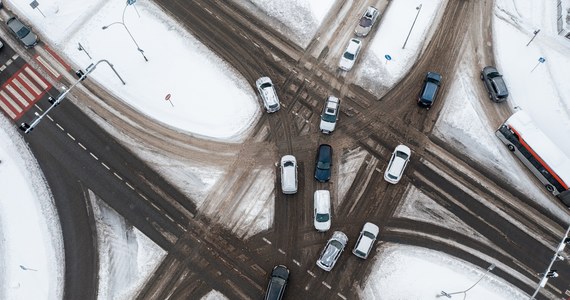 Synoptycy prognozują, że większe opady śniegu spodziewane są dziś tylko w północno-wschodniej Polsce. Nasz kraj czeka ochłodzenie, w dzień w niektórych miejscach termometry pokażą -7 st. C, a w nocy nawet -18 st. C. Generalna Dyrekcja Dróg Krajowych i Autostrad ostrzega kierowców przed błotem pośniegowymi i opadami śniegu, które mogą utrudnić jazdę. Na drogach krajowych pracuje niemal 1,5 tys. pojazdów do zimowego utrzymania.