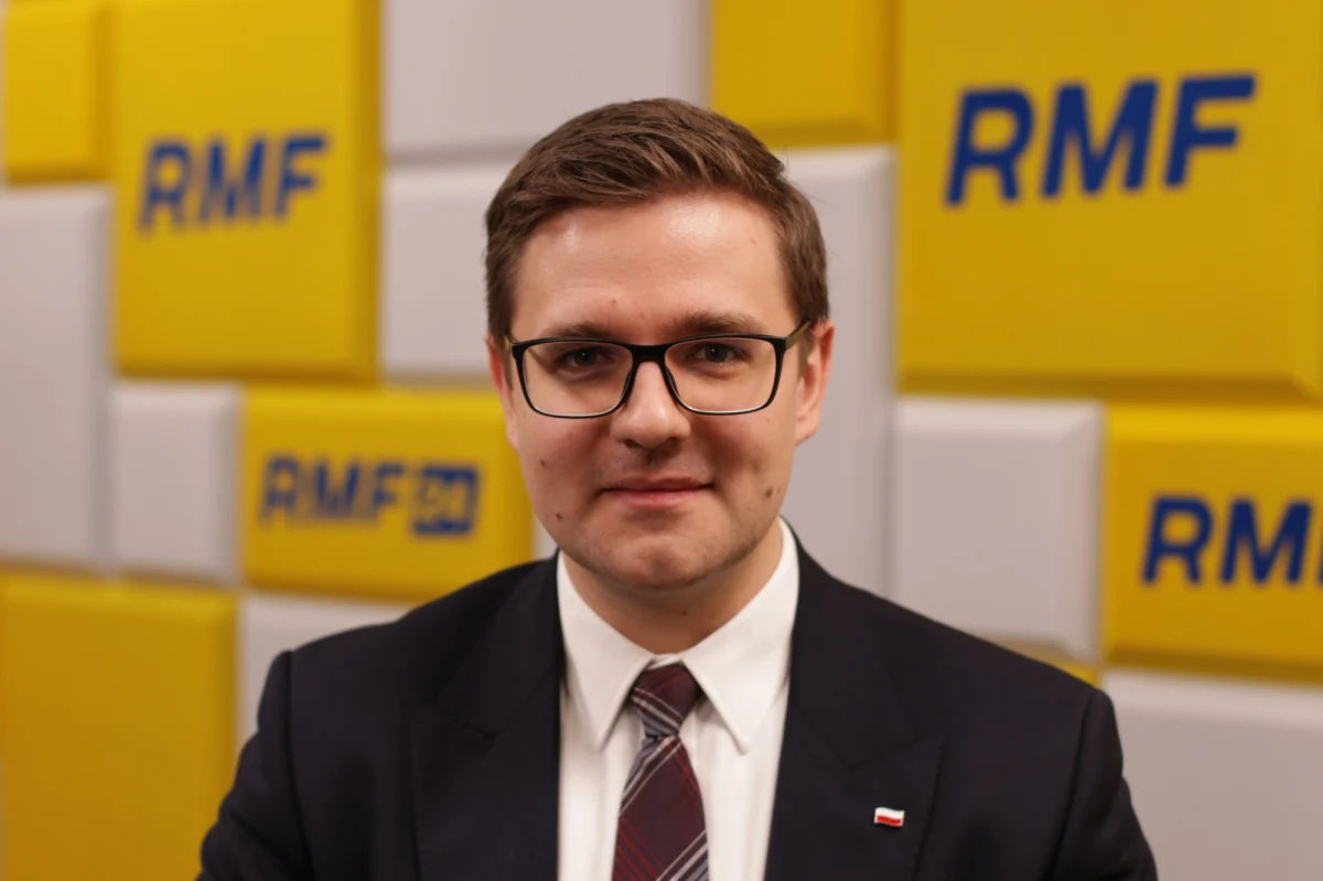 "Będę dziś głosował za tym, żeby pan minister Ziobro dalej został na stanowisku. Będziemy bronić jedności Zjednoczonej Prawicy. Taka jest cena polityczna. Musimy taką decyzję podjąć, żeby Zjednoczona Prawica mogła trwać" – powiedział w Porannej rozmowie w RMF FM Robert Gontarz. "Doszliśmy do władzy jako Zjednoczona Prawica i dotrzymujemy umów koalicyjnych. Co do tego nie ma najmniejszej wątpliwości. Z pełnym przekonaniem będę bronił projektu Zjednoczonej Prawicy ze względu na to, że alternatywą są rządy Platformy Obywatelskiej i innych" – podkreślił poseł Prawa i Sprawiedliwości. Polityk przyznał jednak, że "wymiar sprawiedliwości można byłoby zreformować lepiej". 