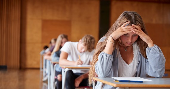 Od 12 do 21 grudnia odbywają się próbne egzaminy maturalne organizowane przez Centralną Komisję Egzaminacyjną. Chodzi o egzaminy przeprowadzane w nowej formule. Udział szkół w próbnych egzaminach jest dobrowolny. We wtorek rano uczniowie przystąpili do testu diagnostycznego z języka angielskiego. Po południu zmierzą się z egzaminami z języka francuskiego, hiszpańskiego, niemieckiego, rosyjskiego i włoskiego.