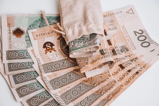 Wyrzuciła przez okno ponad 50 tys. zł. Prosto w ręce oszusta