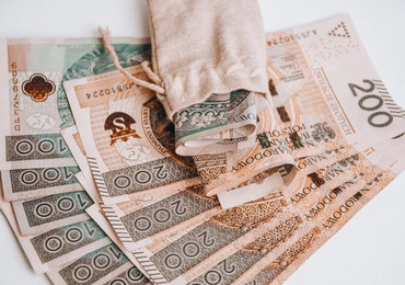 Wyrzuciła przez okno ponad 50 tys. zł. Prosto w ręce oszusta