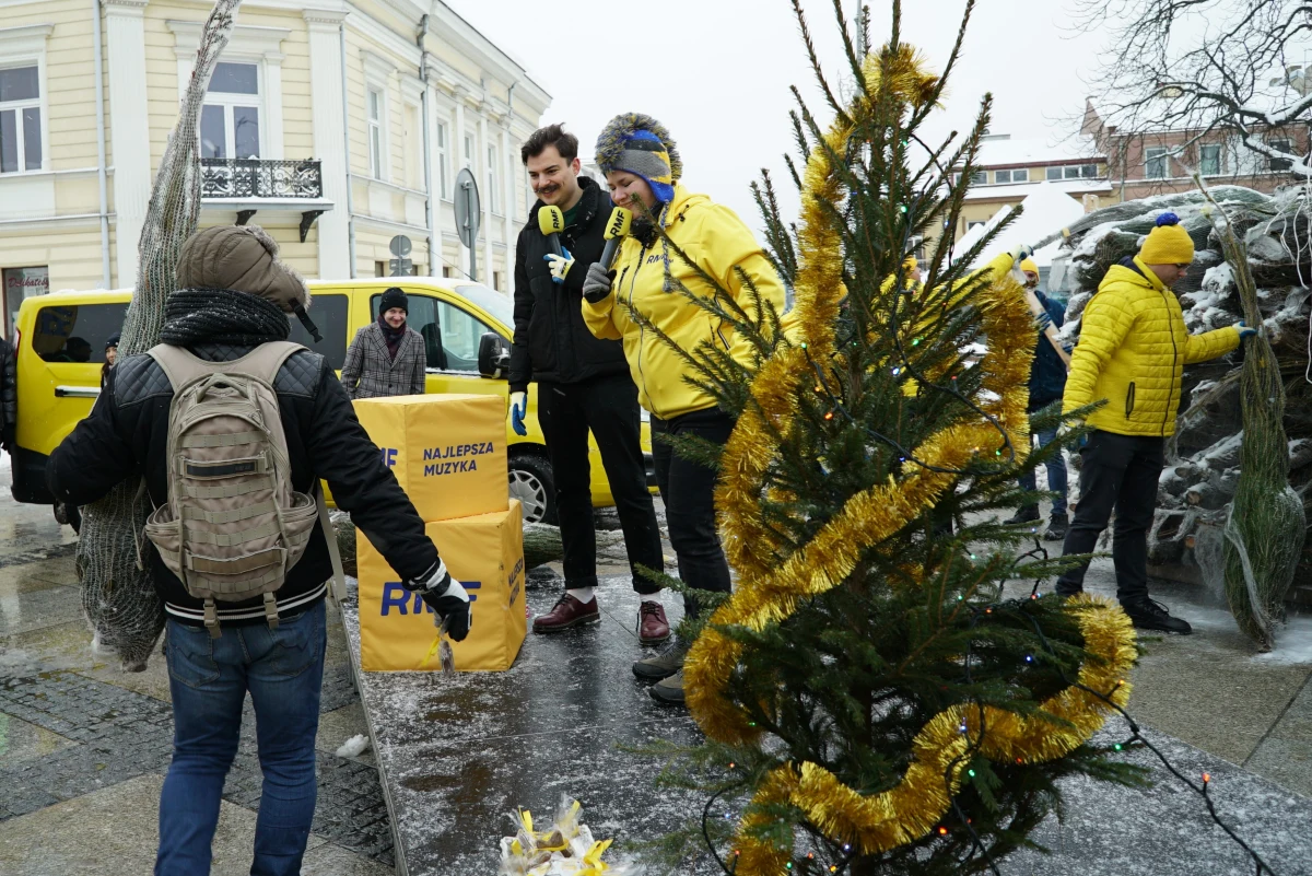 Kielce i Radom to miasta, które odwiedziliśmy we wtorek w ramach akcji "Choinki pod choinkę w RMF FM". Już jutro odwiedzimy Ełk (godz. 9 na placu Jana Pawła II) oraz Suwałki (godz. 14 na placu Marii Konopnickiej).