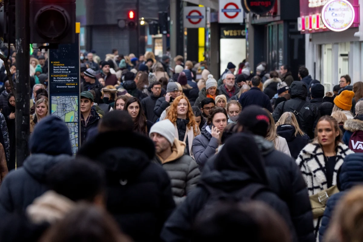 W Wielkiej Brytanii rozpoczął się 48-godzinny strajk kolejarzy. Na trasy wyjedzie zaledwie 20 proc. pociągów. Kolejny protest zaplanowano na najbliższy piątek i sobotę. Strajk i atak srogiej zimy to nie najlepsza kombinacja przed świętami.