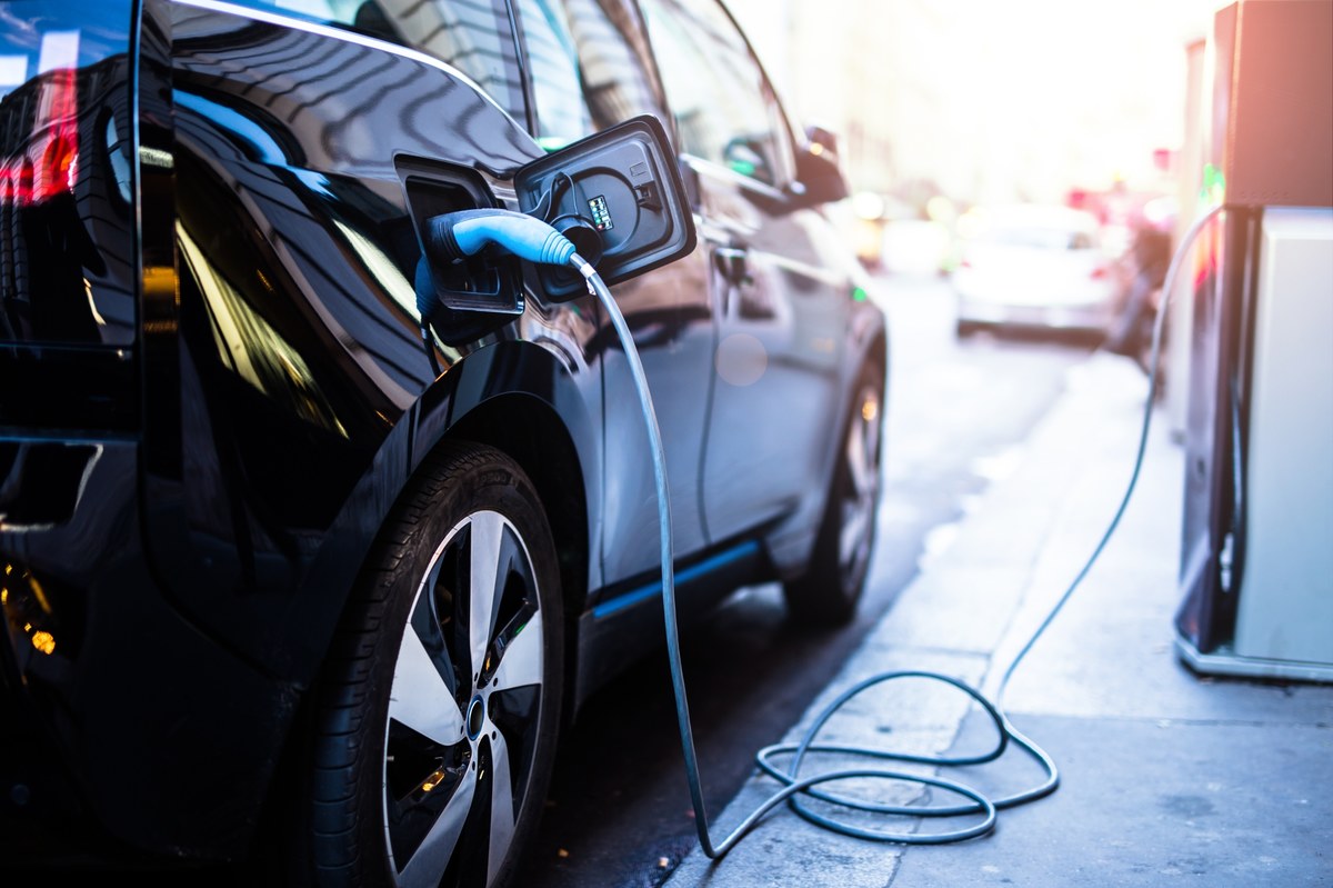 Ponad 62 tys. samochodów elektrycznych jeździe po polskich drogach - to najnowsze dane z Licznika elektromobilności. Elektryki można obecnie doładowywać na 2527 stacjach działających w kraju.