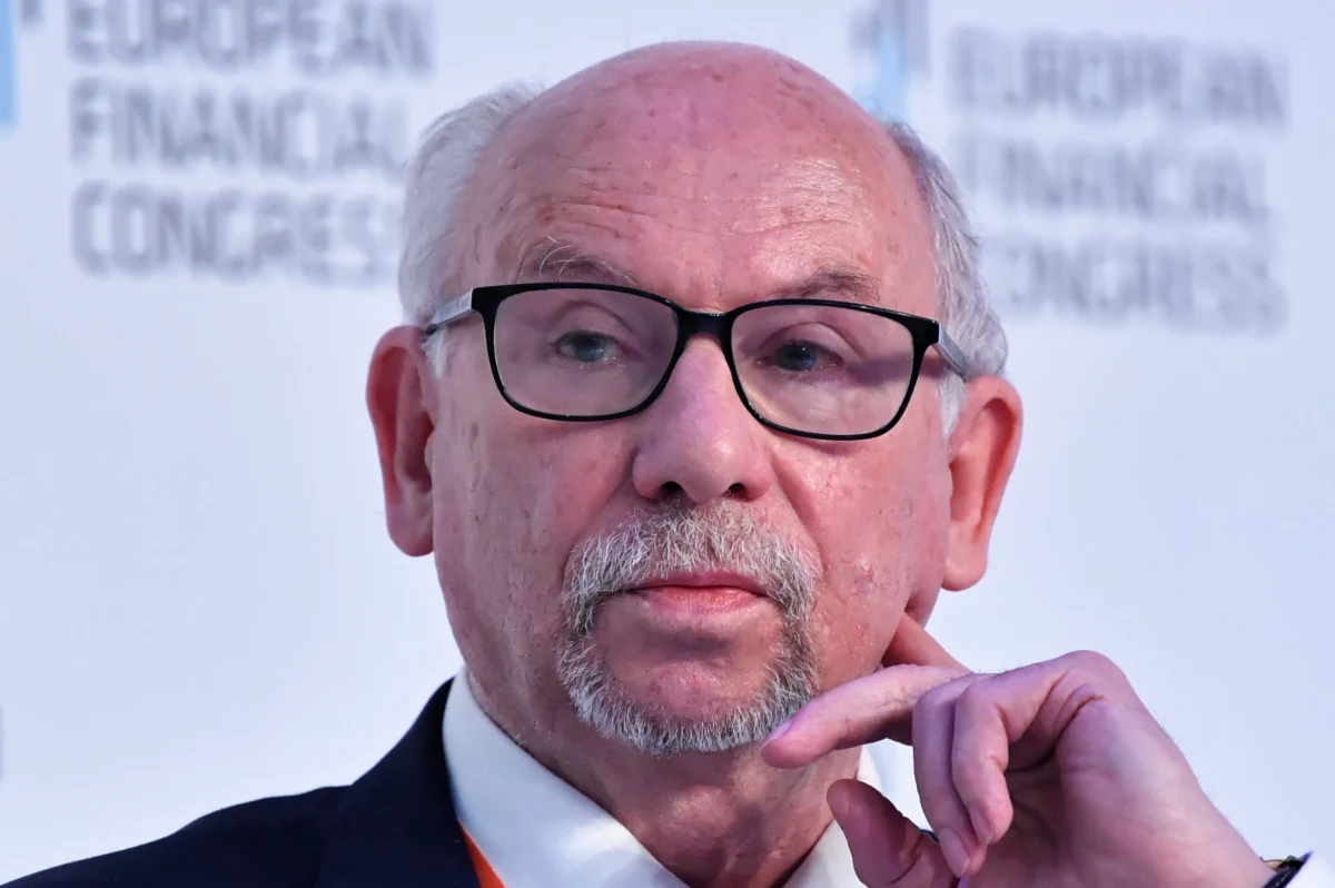 "W sprawie pieniędzy z Krajowego Planu Odbudowy widzę przyspieszenie negocjacyjne w wykonaniu ministra Szymona Szynkowskiego vel Sęka i przyspieszenie legislacyjne. Pewnie jesteśmy bliżej tych pieniędzy" – ocenił w Rozmowie w południe w RMF FM Janusz Lewandowski. "To nie jest jednak tempo, które może nas zadowalać, bo w kryzysie czas to pieniądz. Podpisanie przez Komisję Europejską ustalenia operacyjnego dla polskiego Krajowego Planu Odbudowy to jest warunek konieczny, ale niewystarczający. Będziemy musieli złożyć wniosek" – dodał europoseł Platformy Obywatelskiej. 