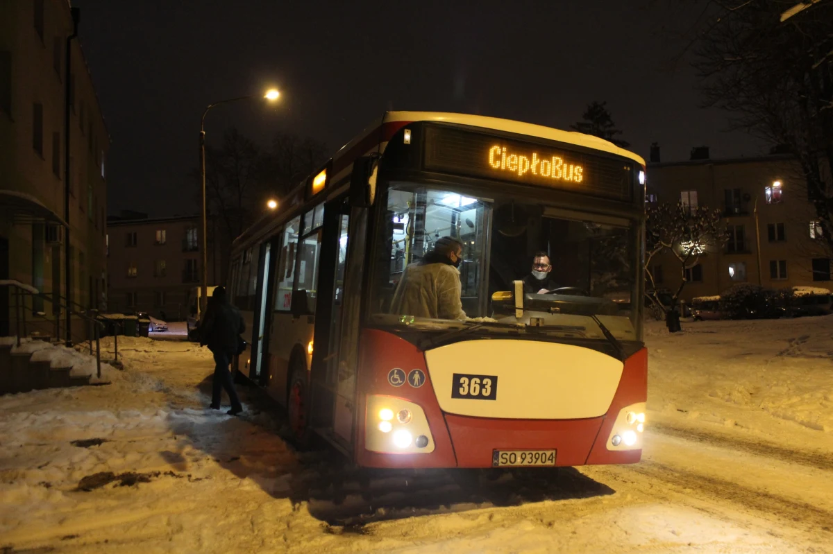 Od poniedziałku po ulicach Sosnowca ponownie jeździ CiepłoBus. To specjalny autobus, w którym osoby najbardziej potrzebujące mogą się ogrzać i zjeść gorący posiłek. 