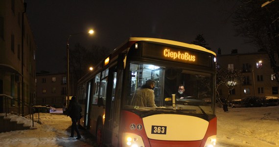 Od poniedziałku po ulicach Sosnowca ponownie jeździ CiepłoBus. To specjalny autobus, w którym osoby najbardziej potrzebujące mogą się ogrzać i zjeść gorący posiłek. 