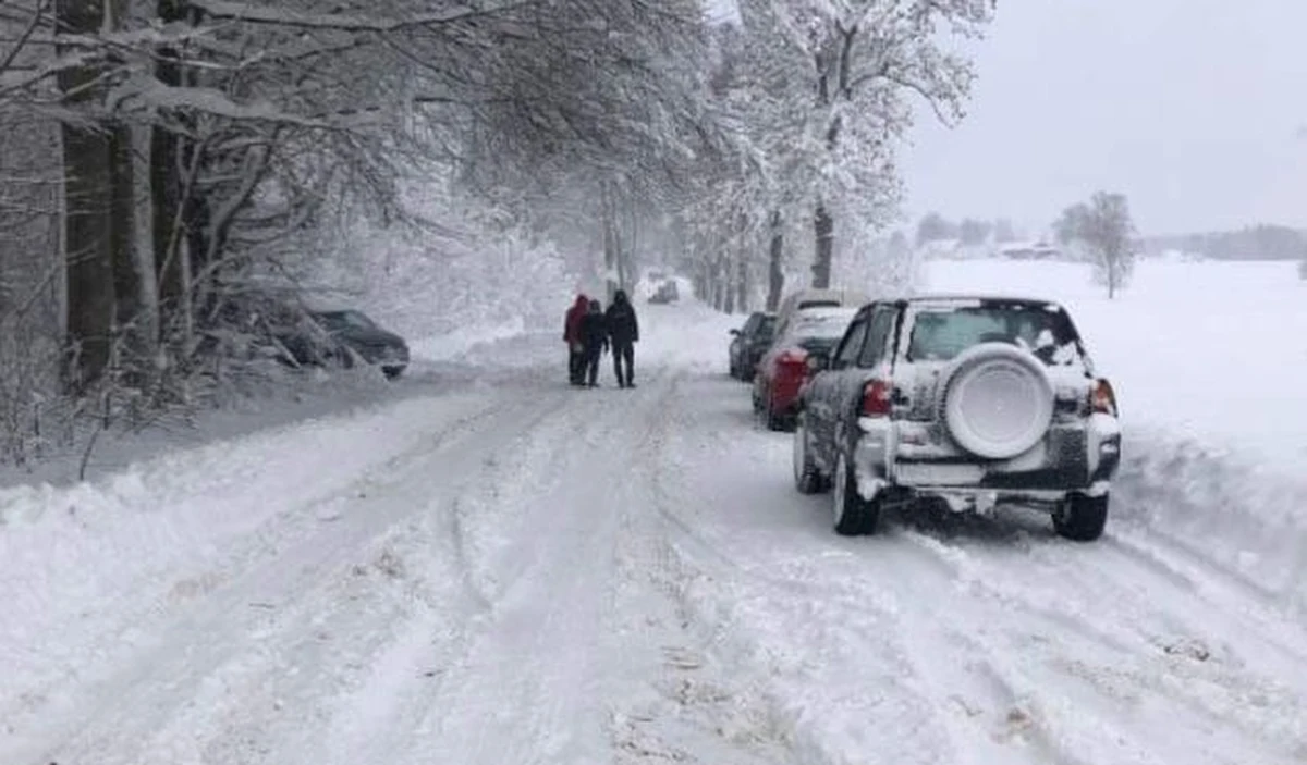 Uczniowie i nauczyciele mieli problem z dojazdem do szkół, osiedla są zasypane, a ciężarówki w Bartoszycach sparaliżowały miasto - poinformował rano PAP komendant KP PSP w Bartoszycach st. bryg. Andrzej Harhaj. W tym warmińsko-mazurskim powiecie po intensywnych opadach śniegu do południa panowały bardzo trudne warunki. 