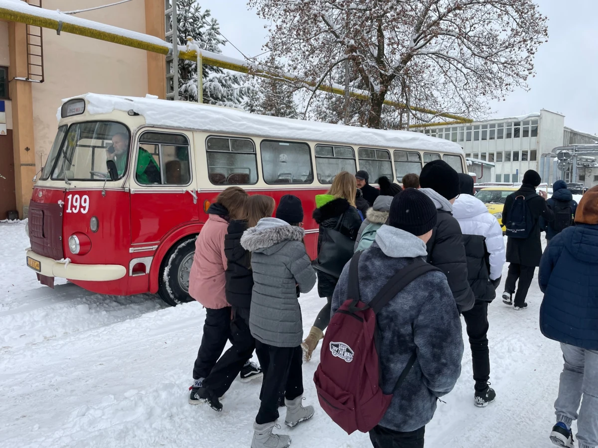 ​41. rocznica stanu wojennego - 13 grudnia 2022 r. W ramach obchodów Dnia Pamięci Ofiar Stanu Wojennego Instytut Pamięci Narodowej Oddział w Lublinie - zorganizował przejazdy edukacyjne dla uczniów zabytkowym autobusem "Gutek" śladami "Solidarności" i stanu wojennego w Lublinie.
